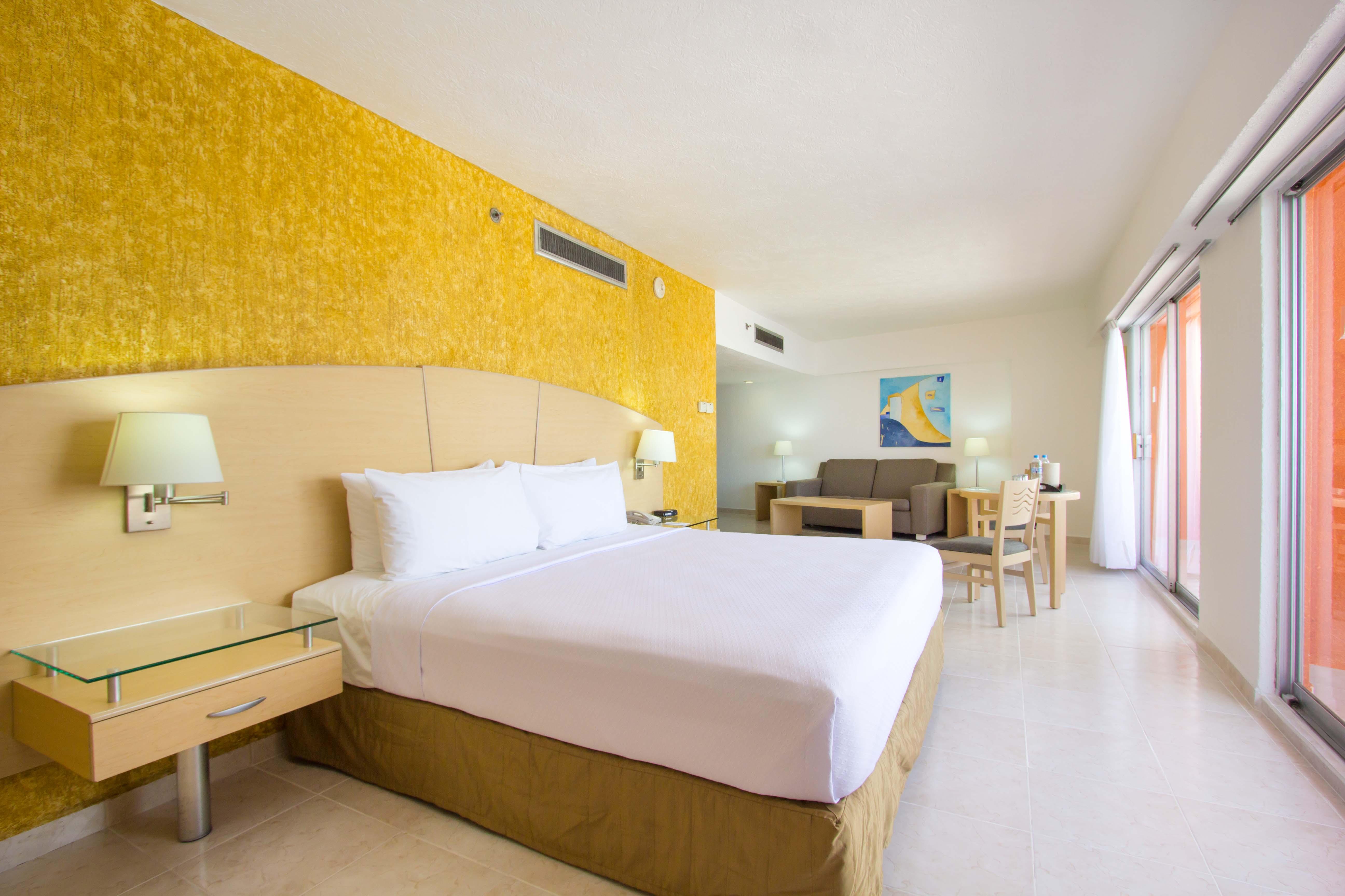 Hs Hotsson Hotel Acapulco Extérieur photo A room at the hotel