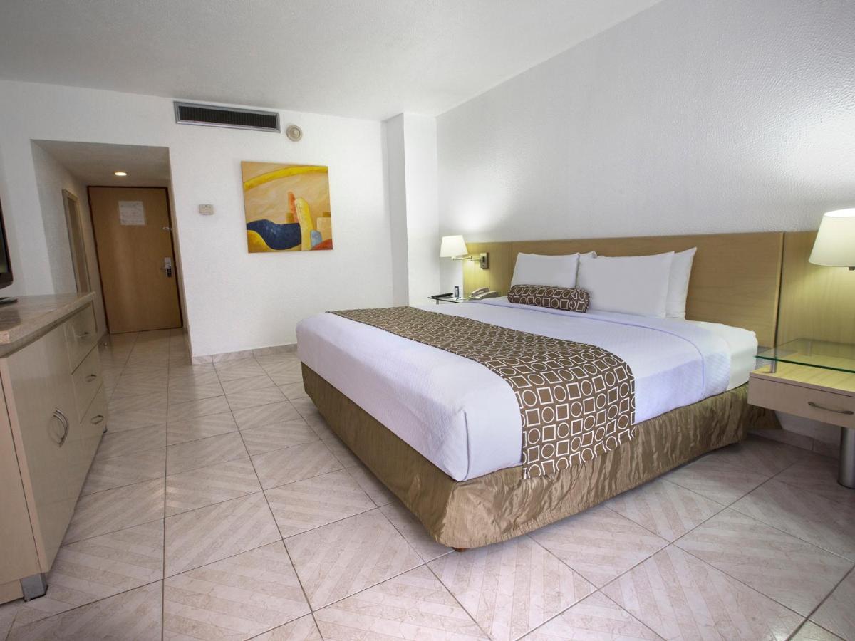 Hs Hotsson Hotel Acapulco Extérieur photo A room at the hotel